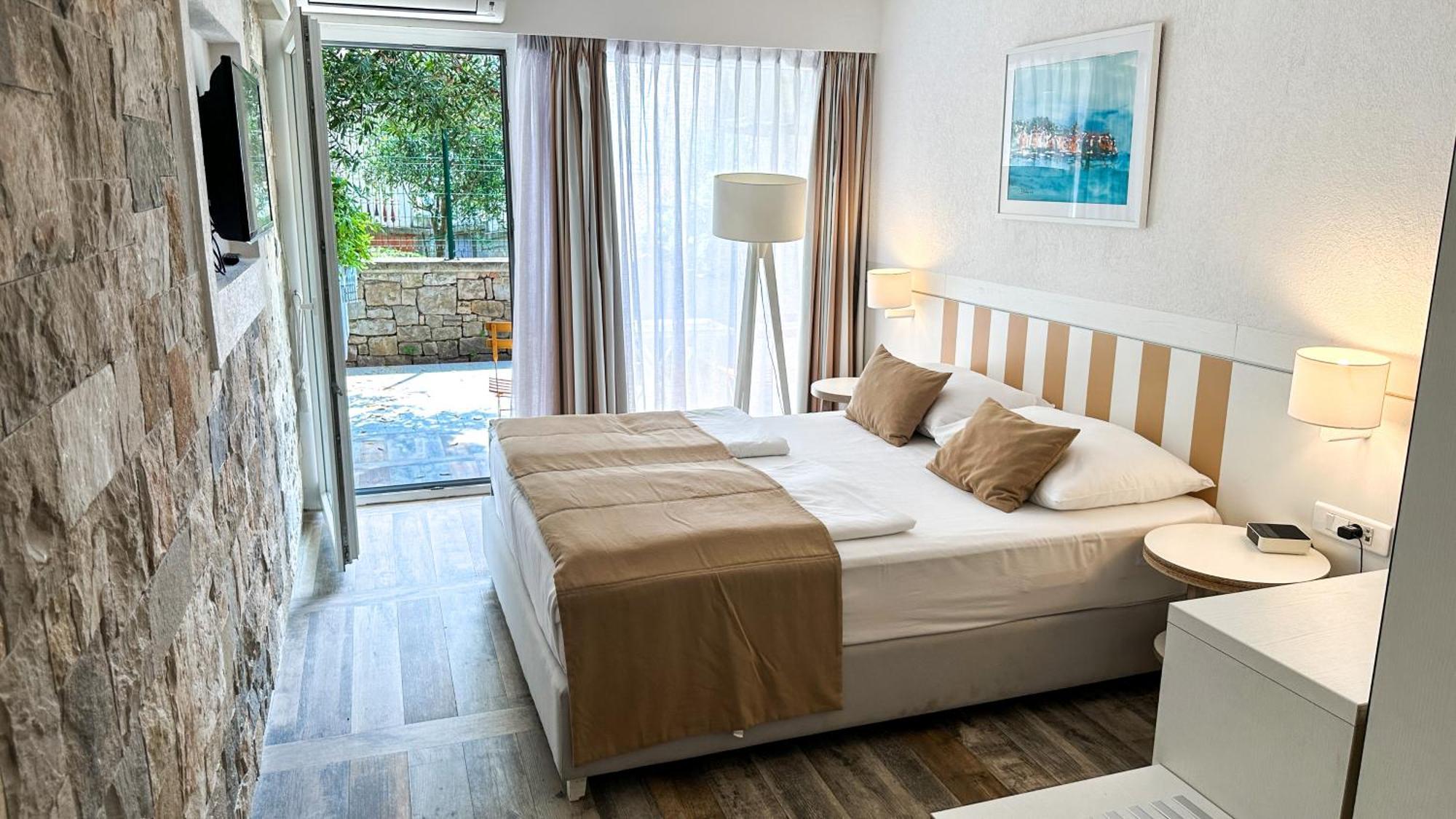 Hotel Castellastva Petrovac Exteriör bild